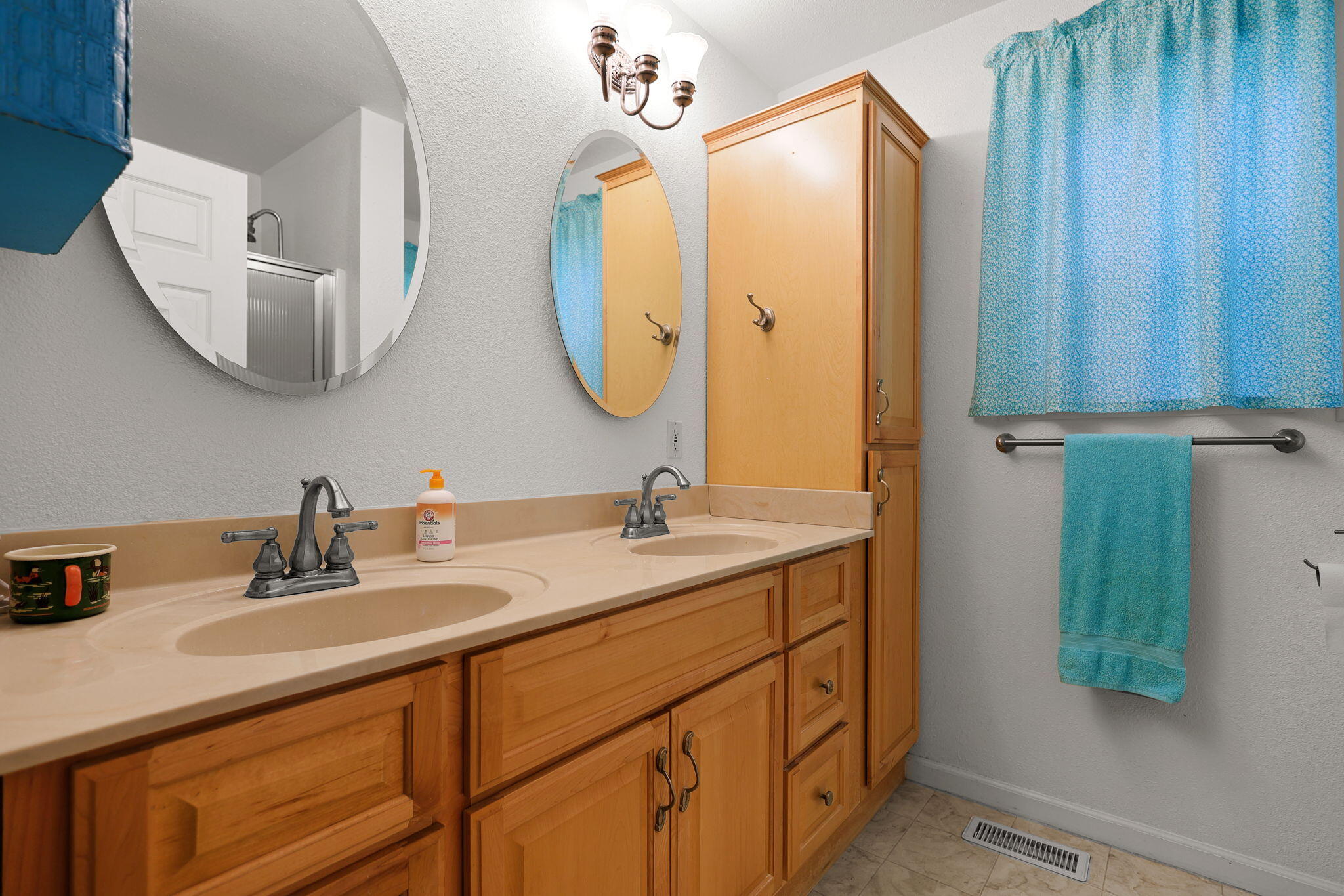 3010 Winding Way Redding, CA 96003 - Photo 14 of 33 Bathroom 1