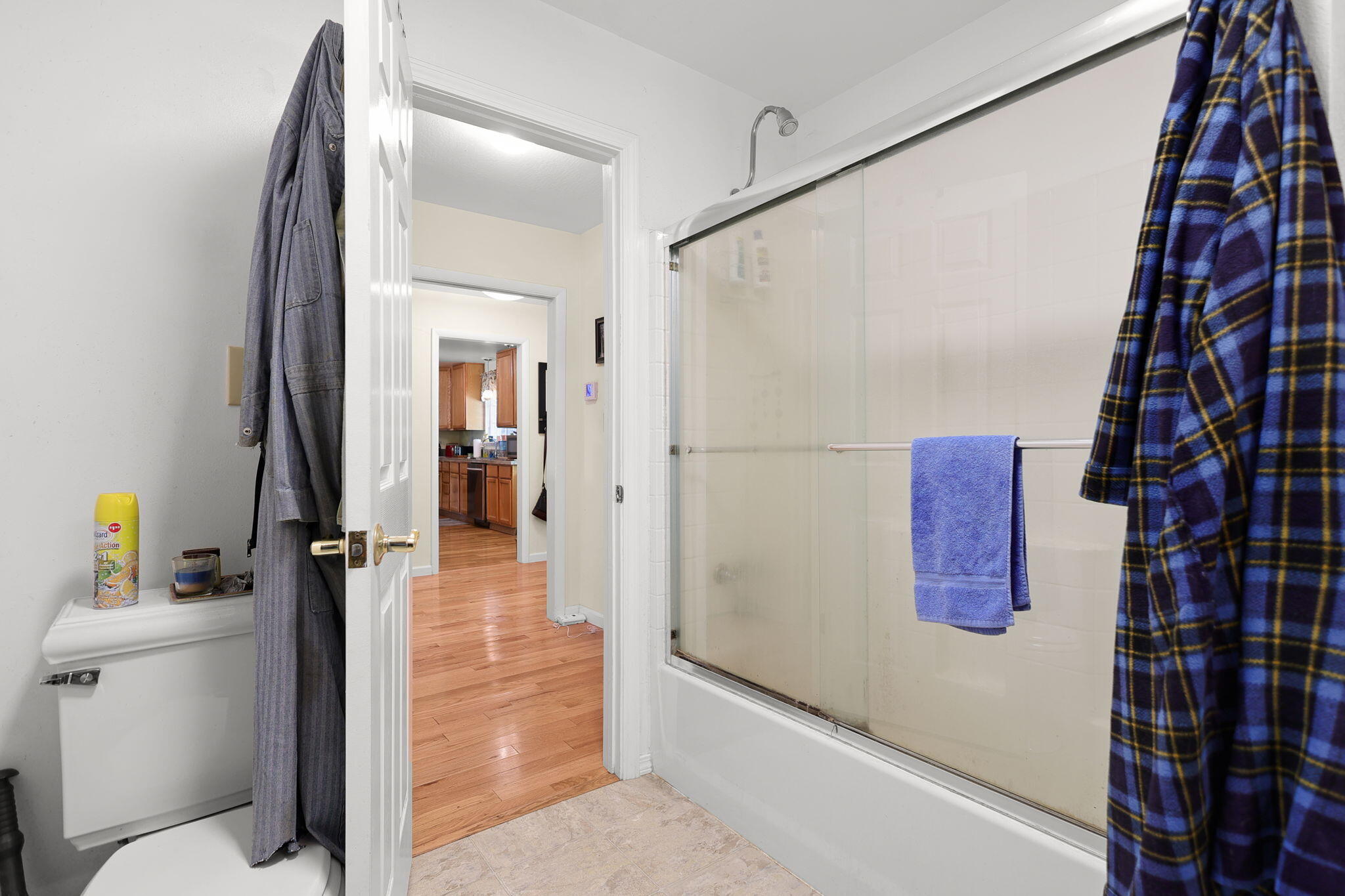3010 Winding Way Redding, CA 96003 - Photo 16 of 33 Bathroom 2