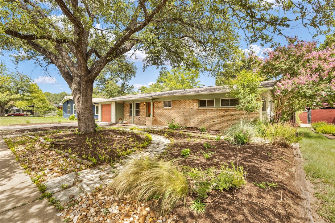 Adorable 3/1 on .24 Acre lot close to shopping, parks and entertainment.
