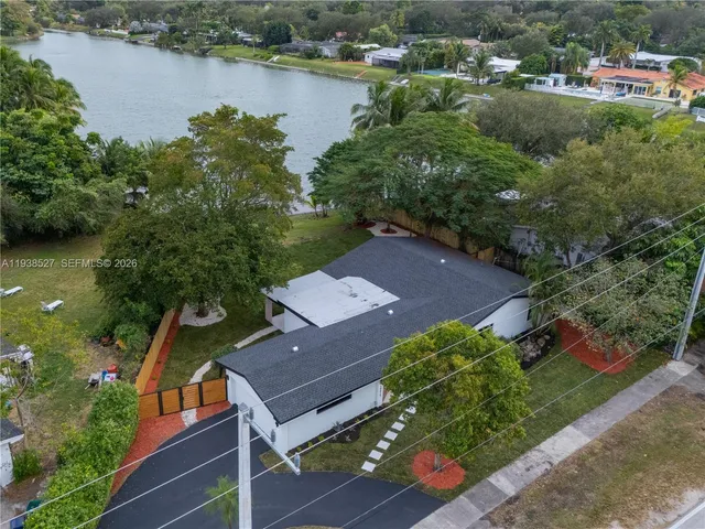 an aerial view of a house with outdoor space and lake view