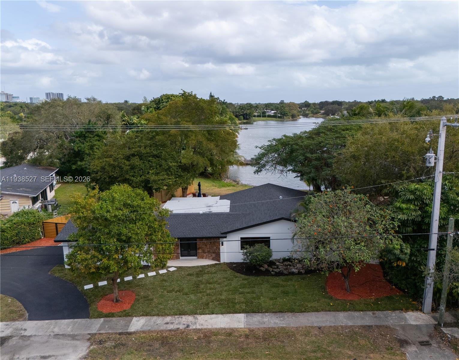 10415 Southwest 87th Avenue Miami, FL 33156 - Photo 50 of 53 a view of a terrace with a garden