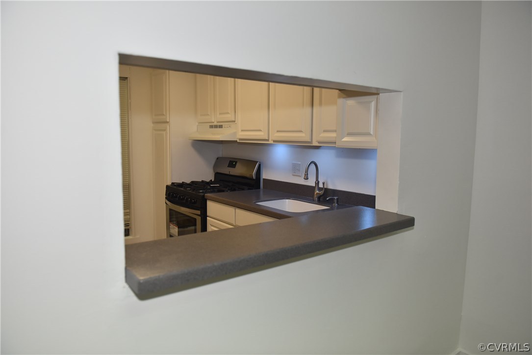 10320 Iron Mill Road, Unit 10320 Richmond, VA 23235 - Photo 6 of 14 a room with table and chair