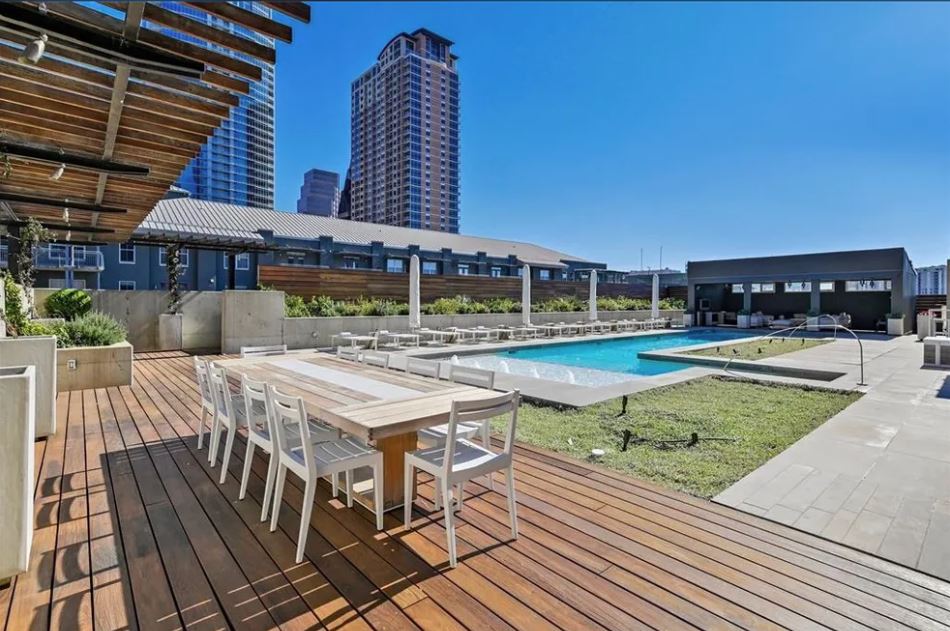 210 Lavaca Street, Unit 2308 Austin, TX 78701 - Photo 37 of 40 a roof deck with table and chairs