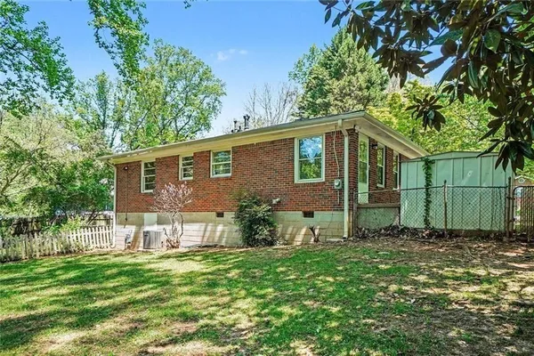 a view of a house with backyard