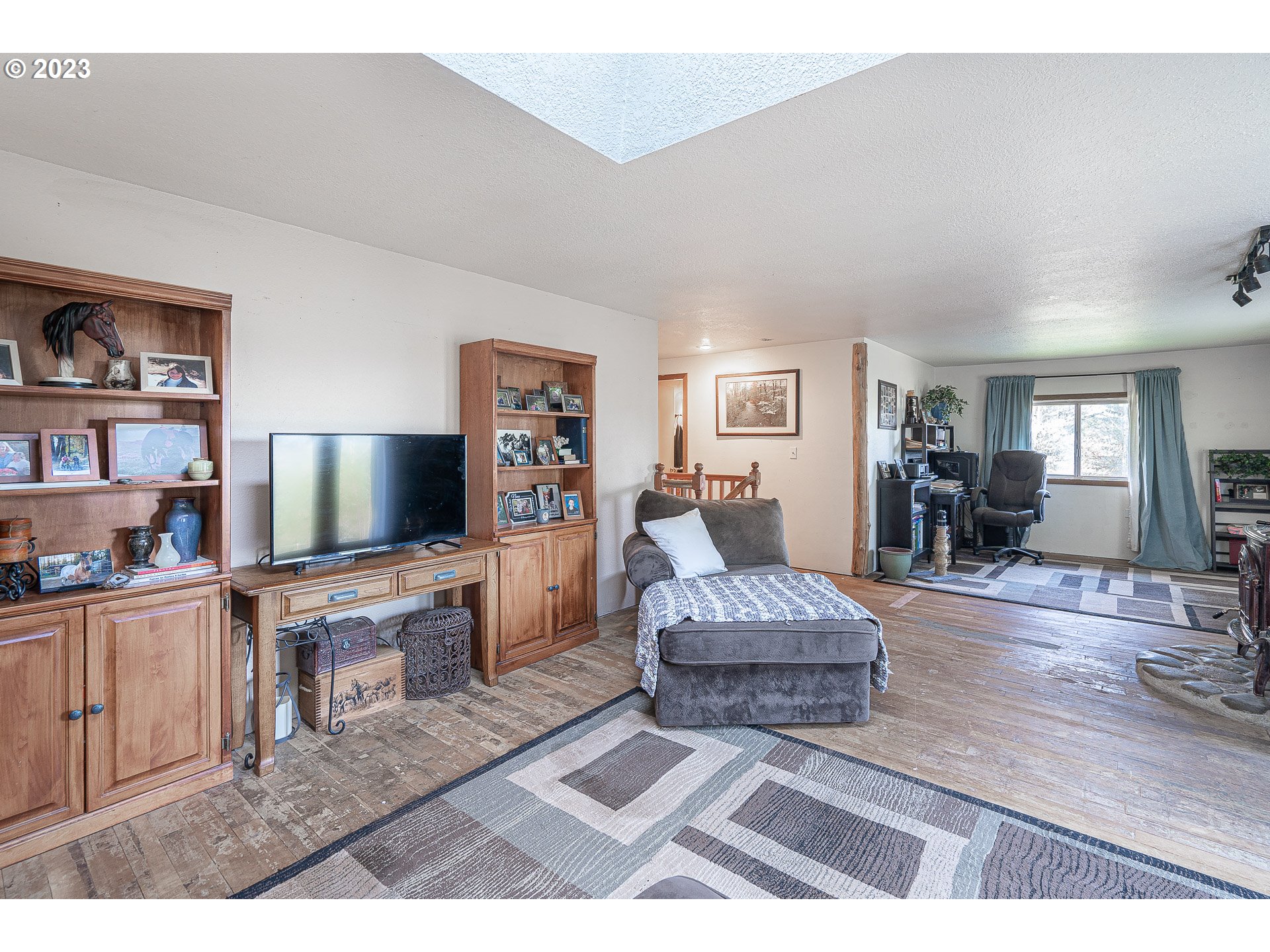 33554 Kauffman Road Lebanon, OR 97355 - Photo 21 of 30 a living room with furniture and a flat screen tv