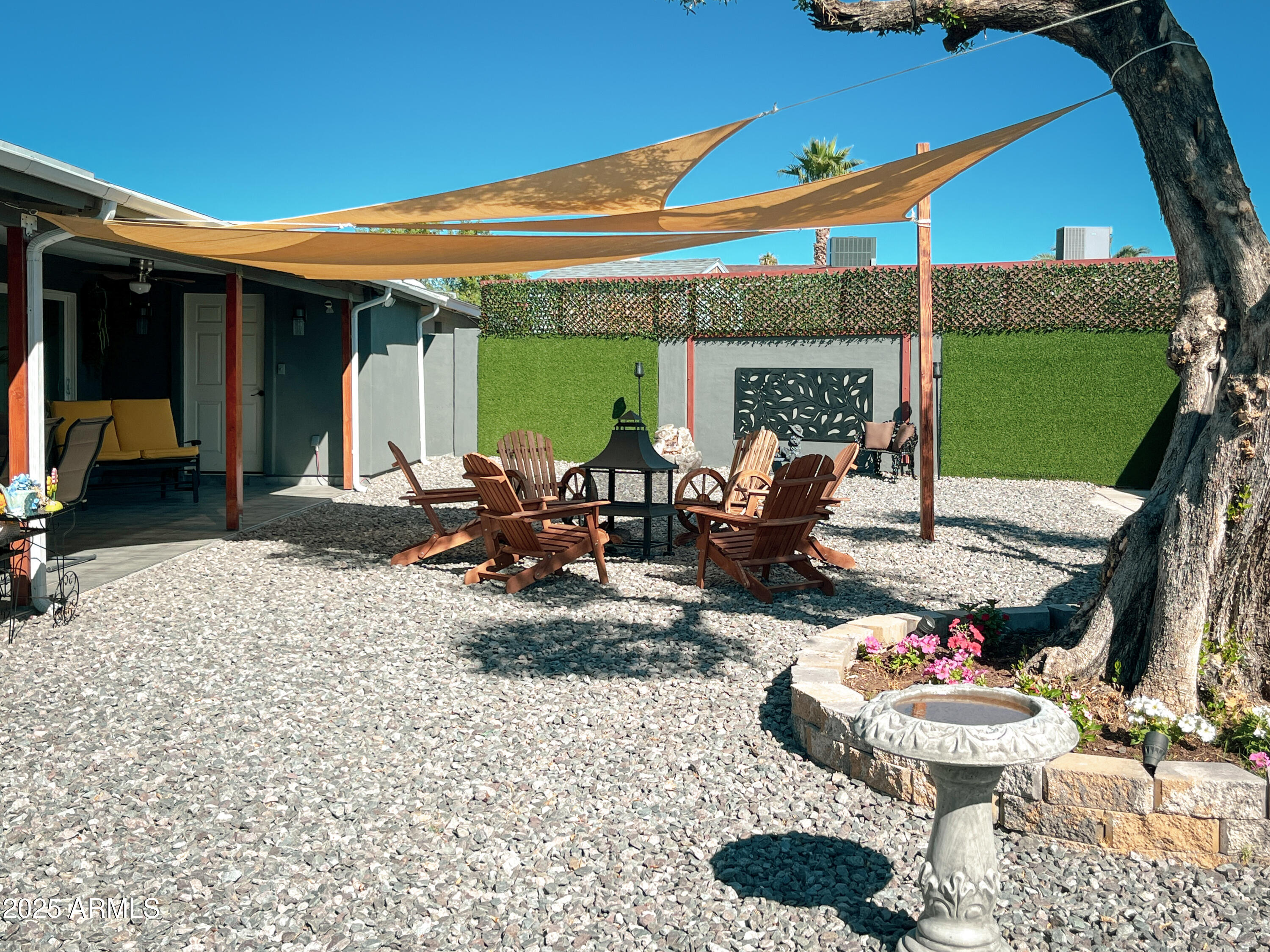 11215 North 37th Avenue Phoenix, AZ 85029 - Photo 44 of 46 a view of a patio with table and chairs and potted plants
