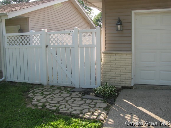 2500 Arrowhead Drive Springfield, IL 62702 - Photo 2 of 15