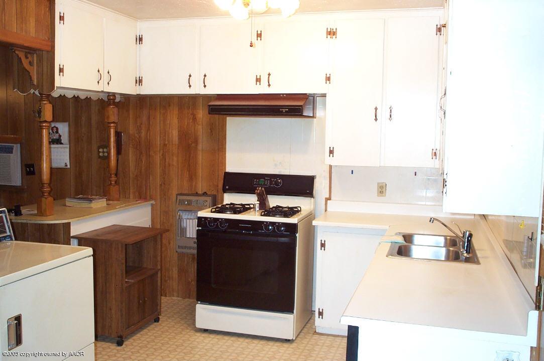 1406 North Spring Street Amarillo, TX 79107 - Photo 8 of 15 Kitchen (2)