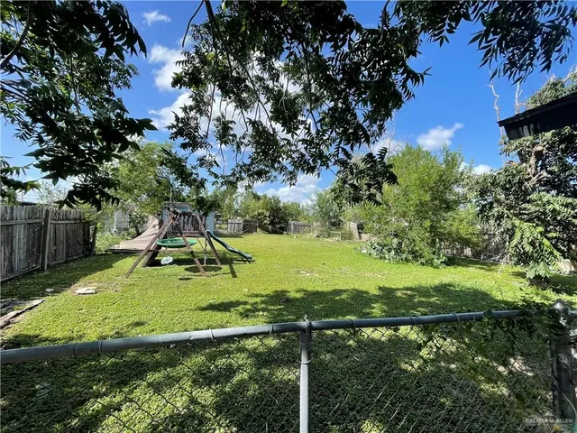 a view of a backyard