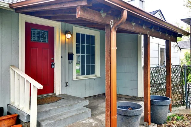 a view of an entryway of the house