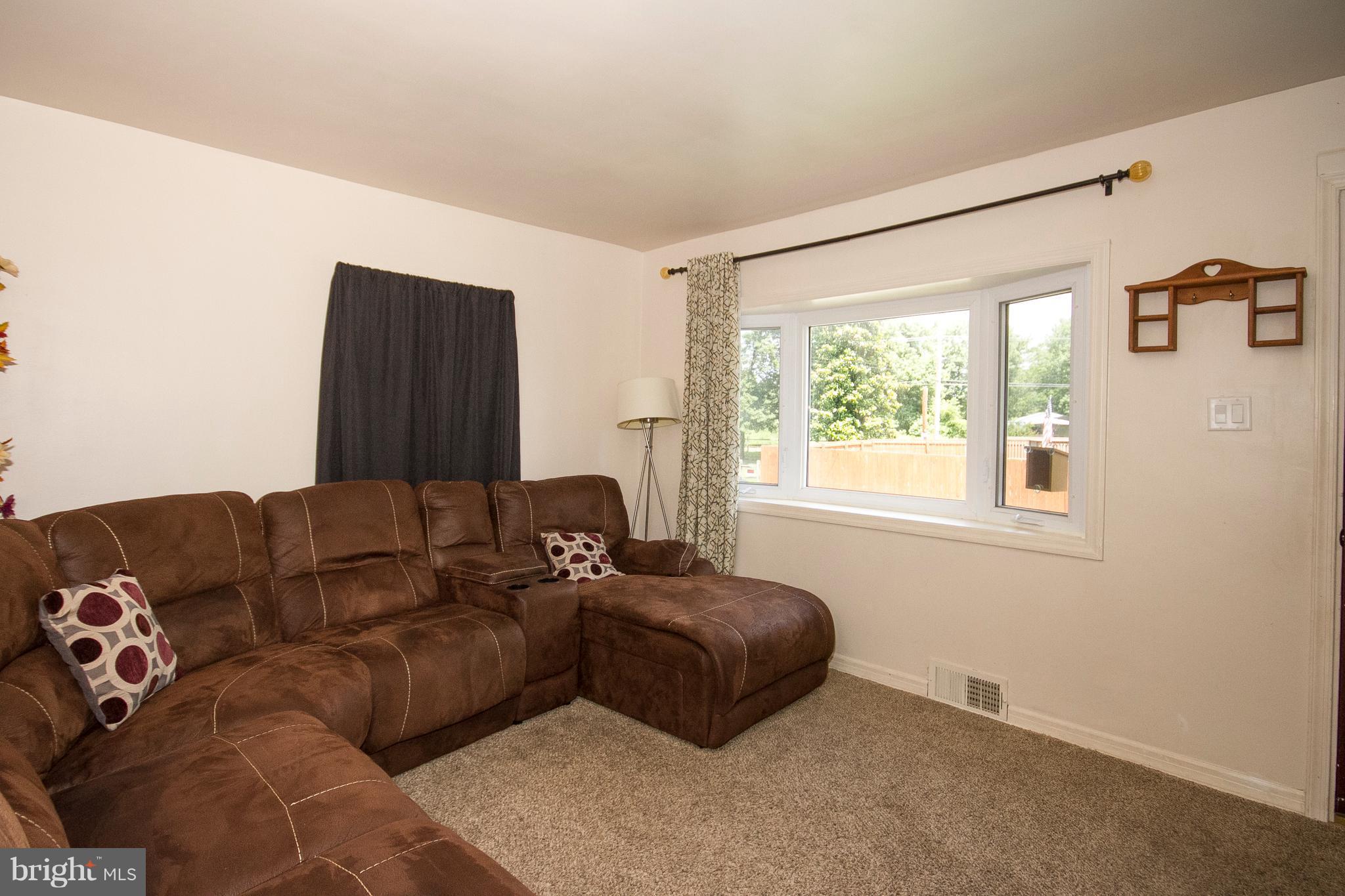 707 Cresswell Road Baltimore, MD 21225 - Photo 4 of 26 Living Room