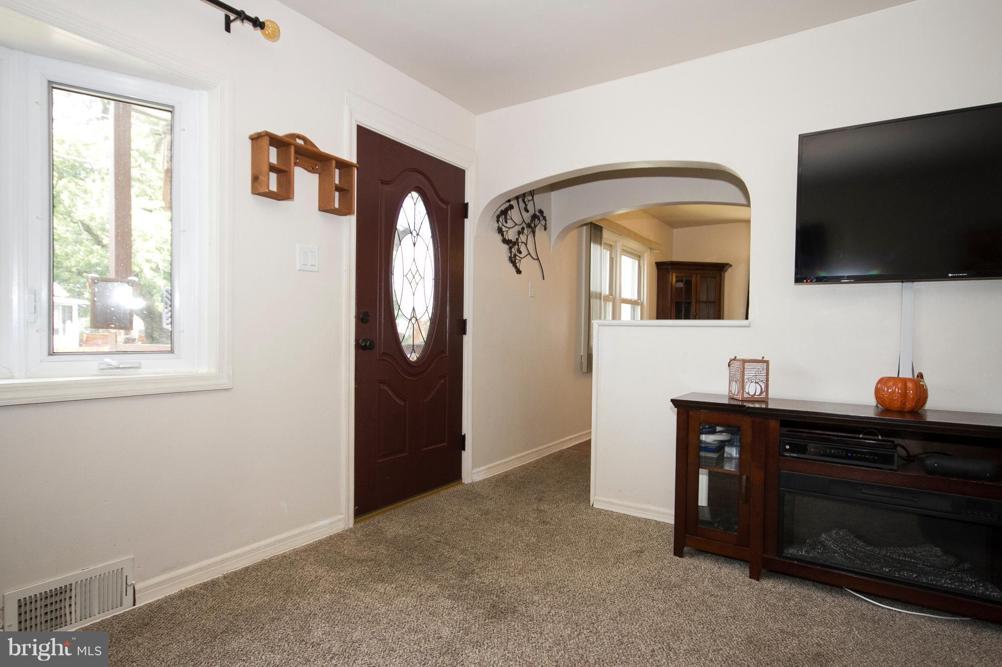 707 Cresswell Road Baltimore, MD 21225 - Photo 6 of 26 Living Room