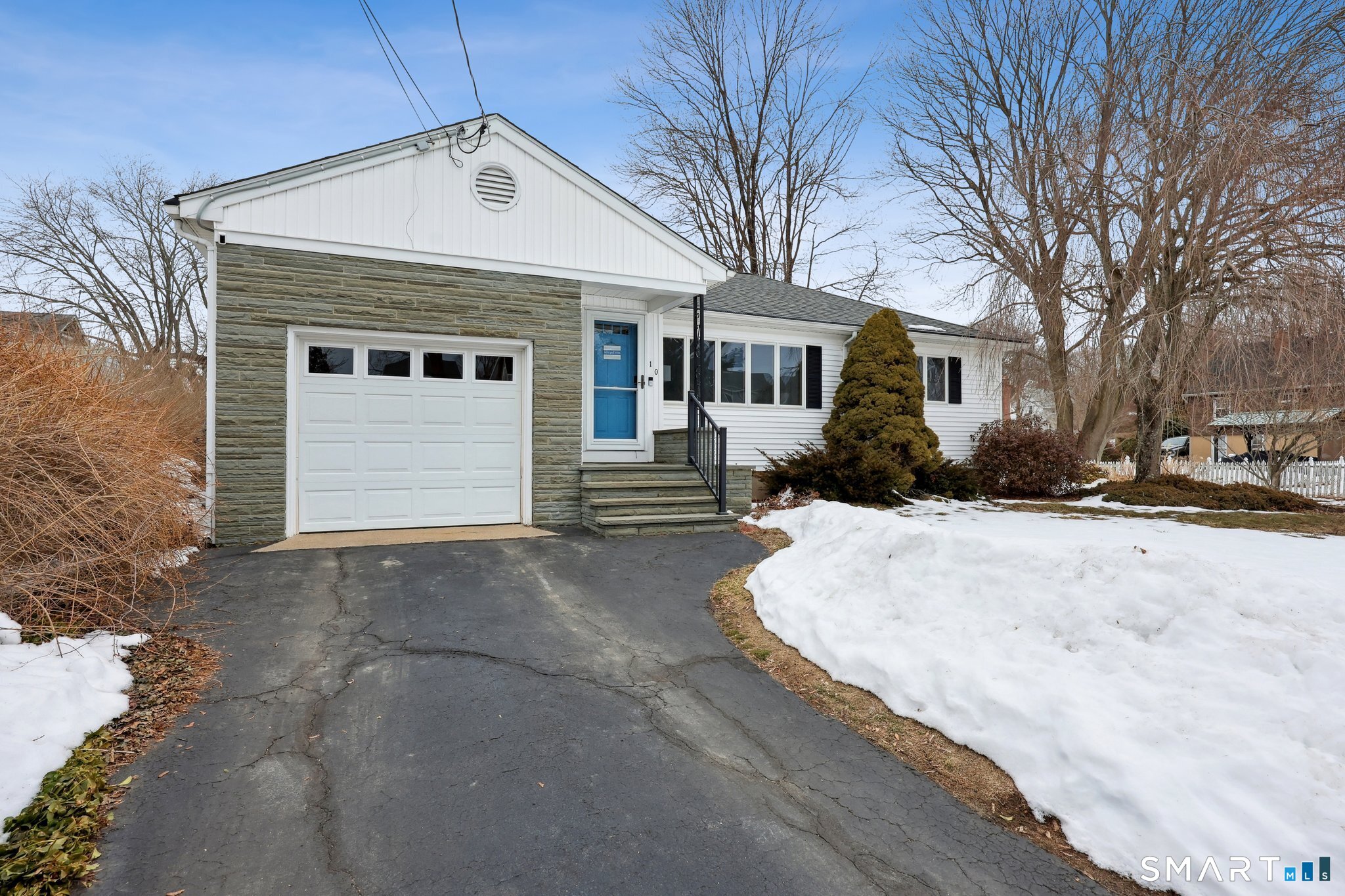 10 Hislop Street New London, CT 06320 - Photo 4 of 25 a front view of a house with a yard