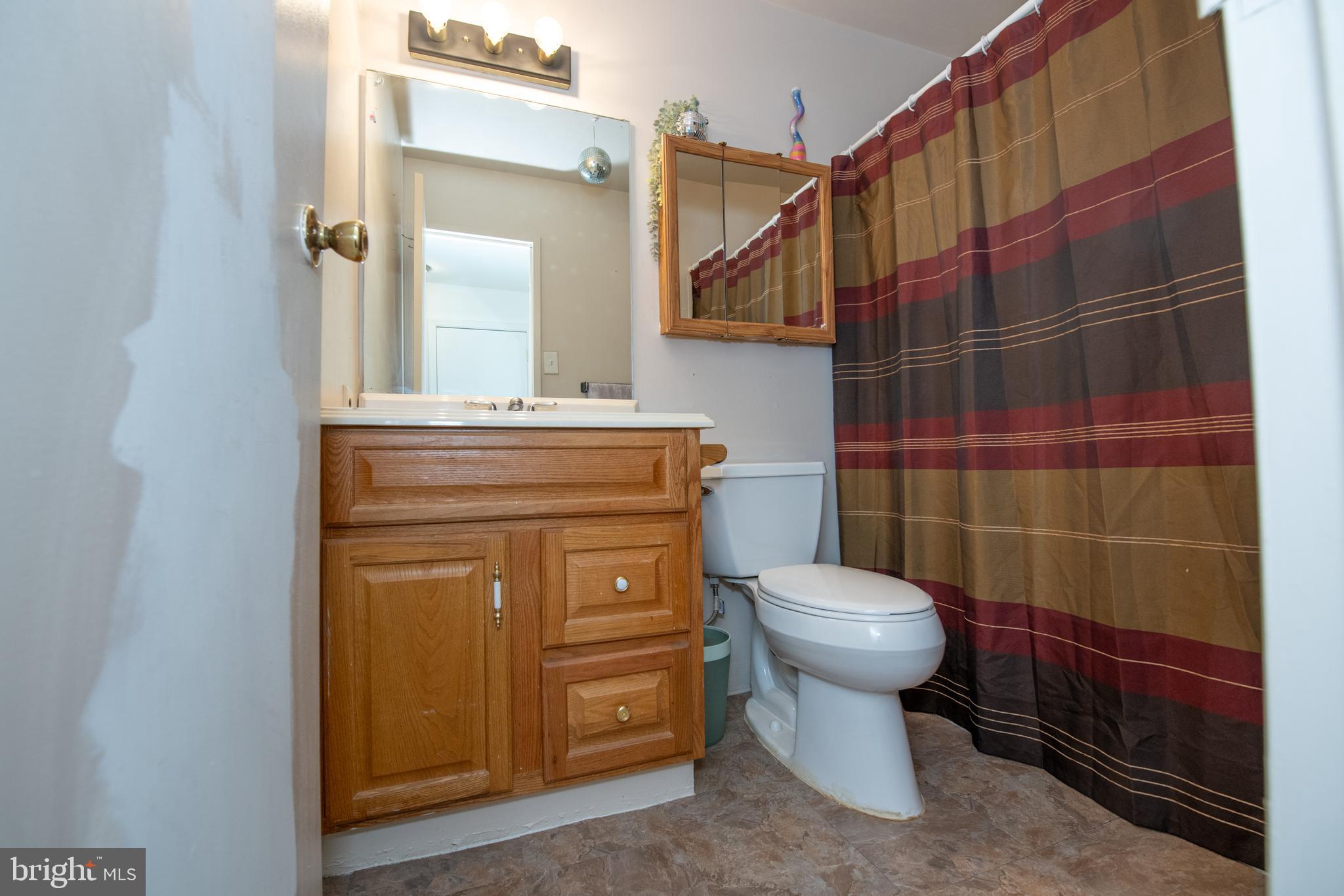 11885 Academy Road, Unit I2 Philadelphia, PA 19154 - Photo 37 of 38 Main Bathroom