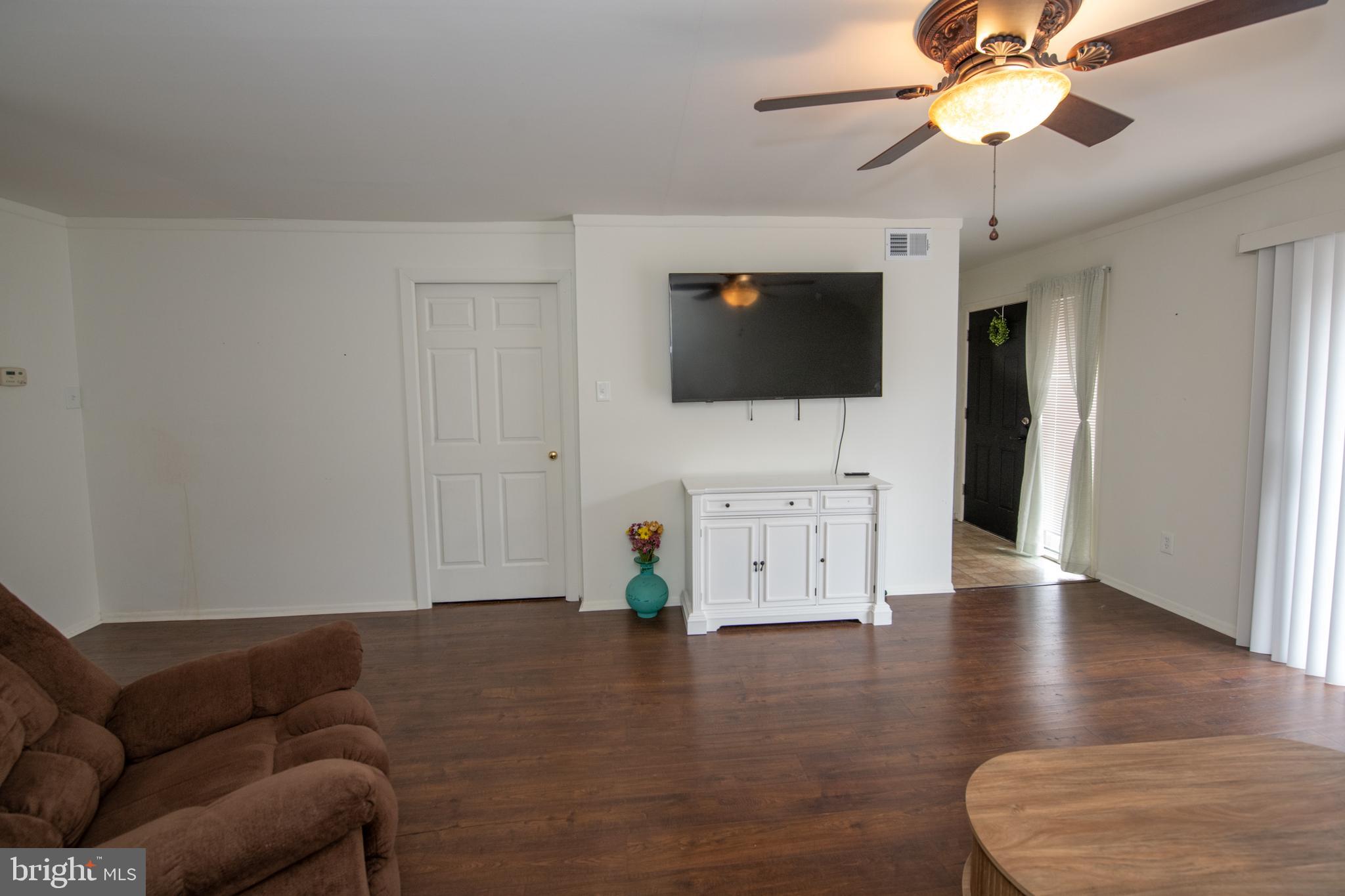 11885 Academy Road, Unit I2 Philadelphia, PA 19154 - Photo 5 of 38 Living Room
