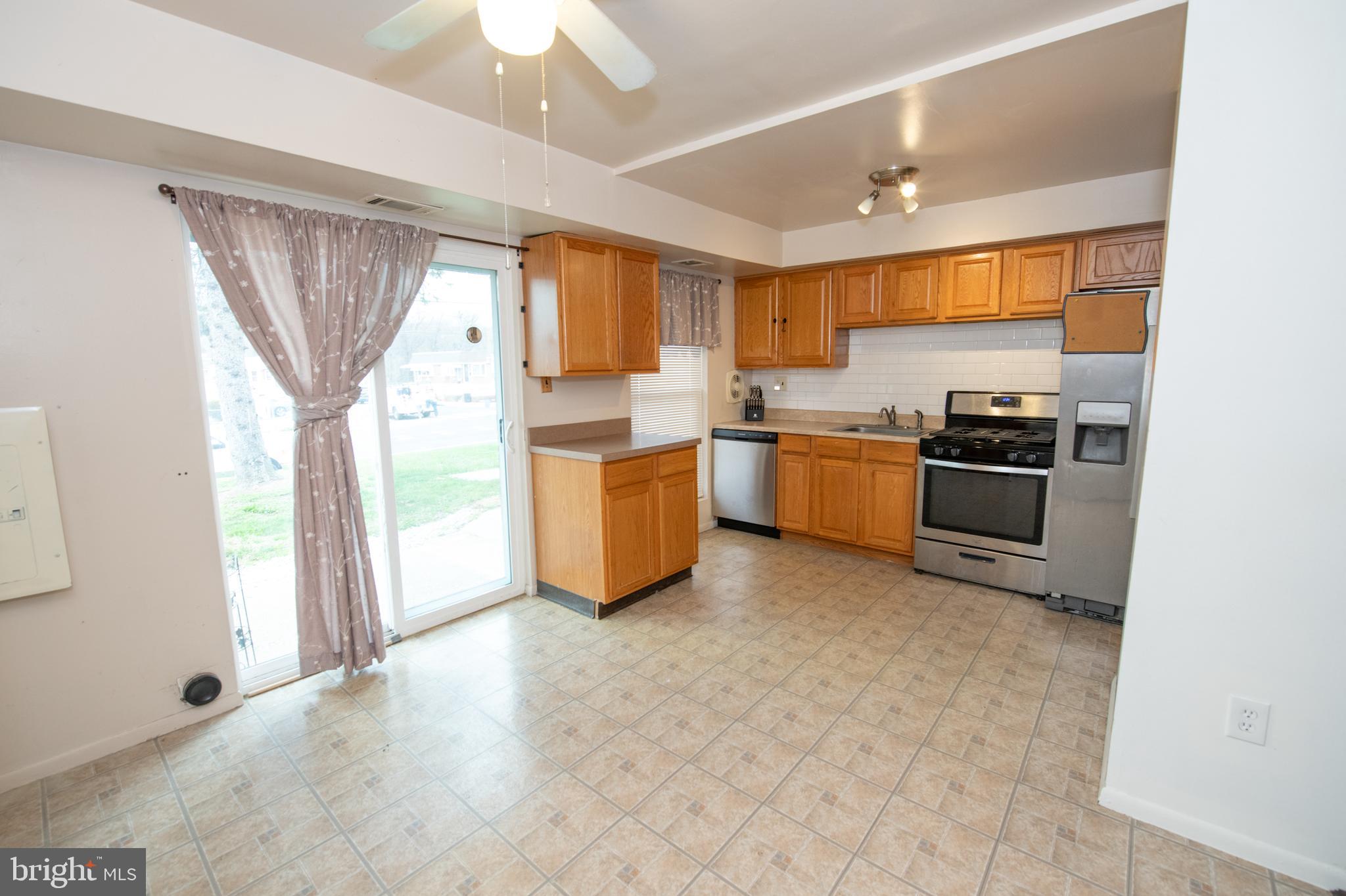 11885 Academy Road, Unit I2 Philadelphia, PA 19154 - Photo 10 of 38 Kitchen/Dining Room