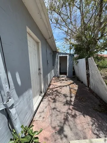 a view of a backyard