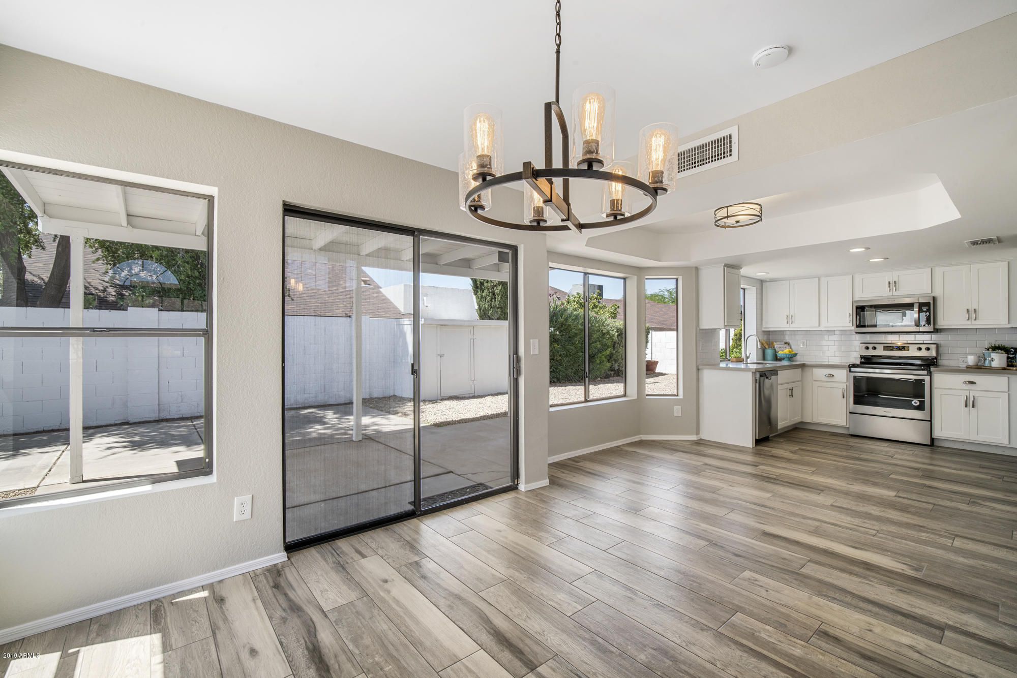 3313 East Clark Road Phoenix, AZ 85050 - Photo 14 of 30 Kitchen & Dining