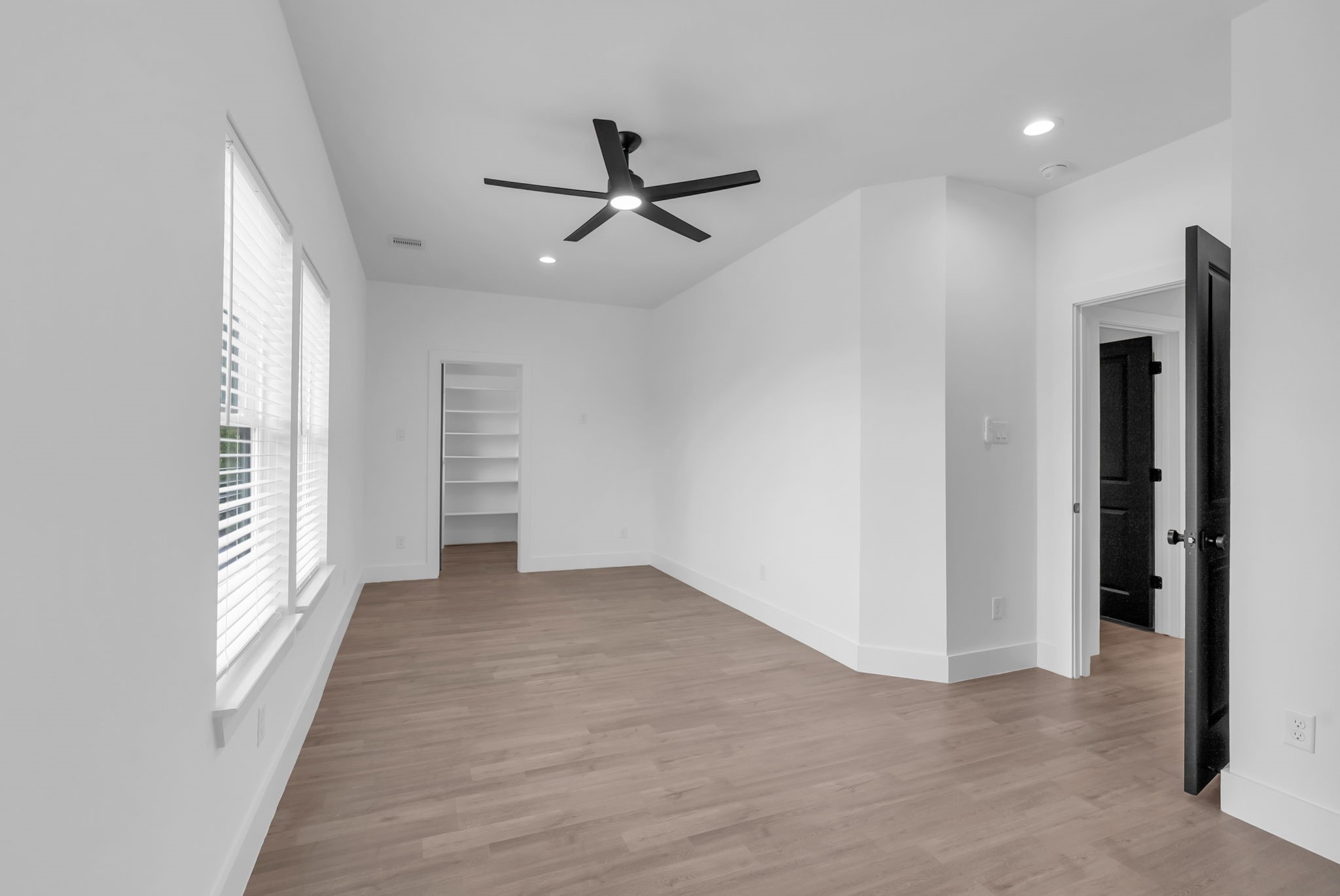 8136 Chateau Street Houston, TX 77028 - Photo 17 of 46 Plenty of natural light and ceiling fan