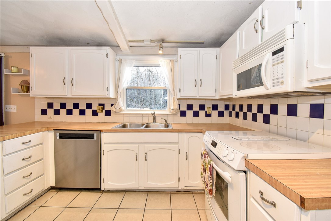 374 Rocky Hill Road Scituate, RI 02857 - Photo 3 of 29 Kitchen