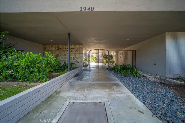 a view of a backyard with pathway