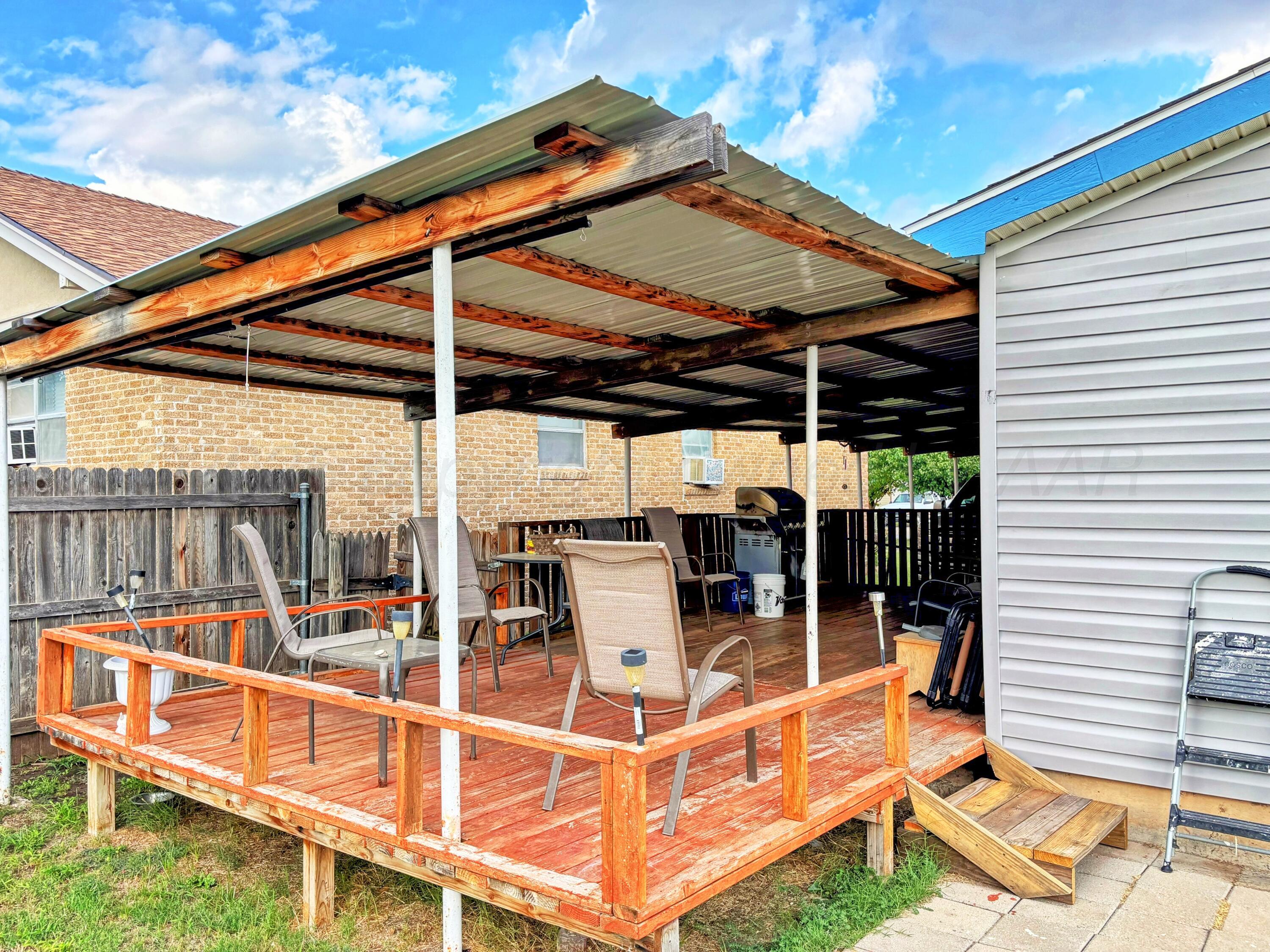 1010 South Baylor Street Perryton, TX 79070 - Photo 35 of 35 1010 S Baylor deck