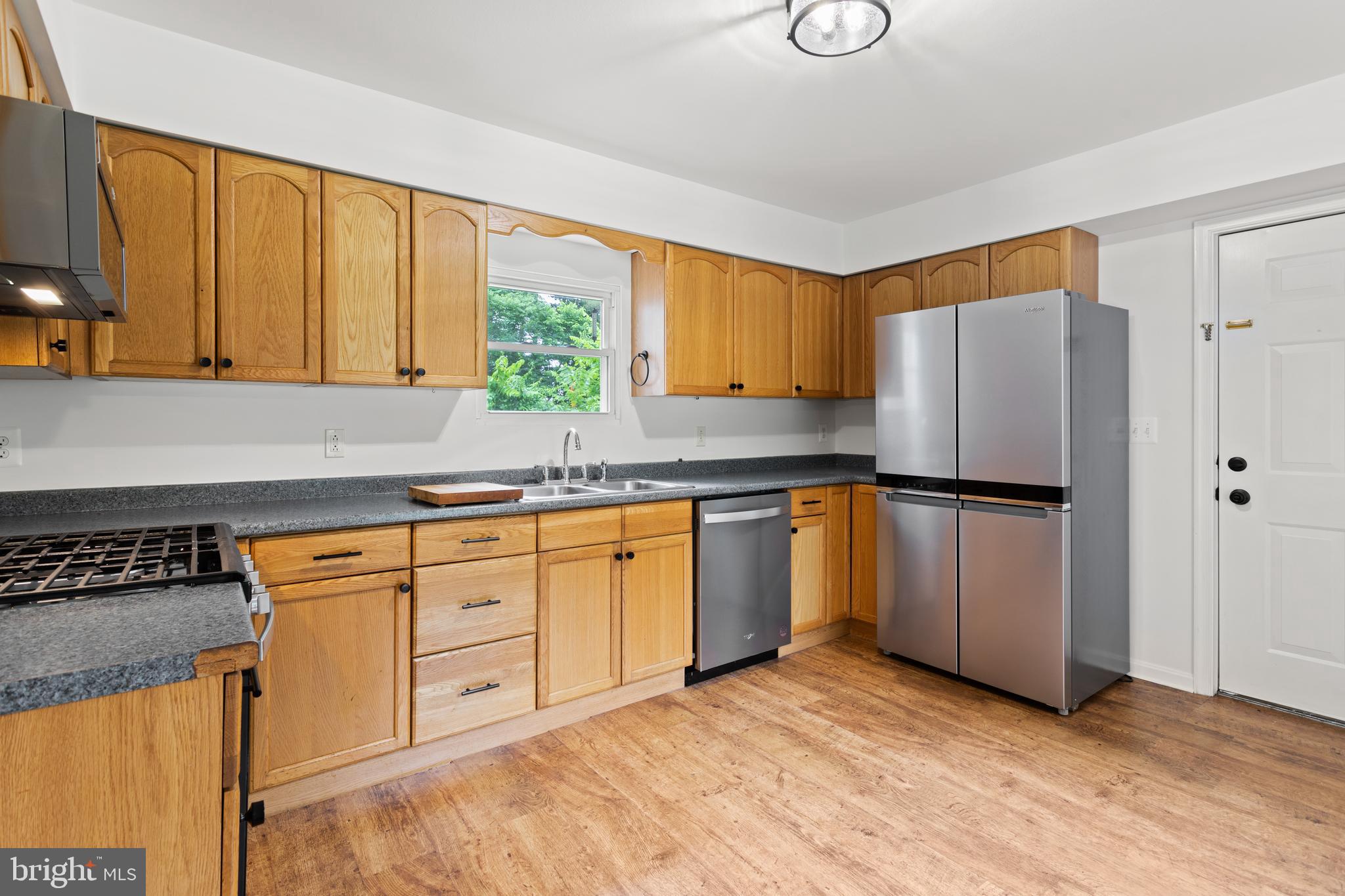 6231 Manor Woods Road Frederick, MD 21703 - Photo 11 of 33 Kitchen with new appliances