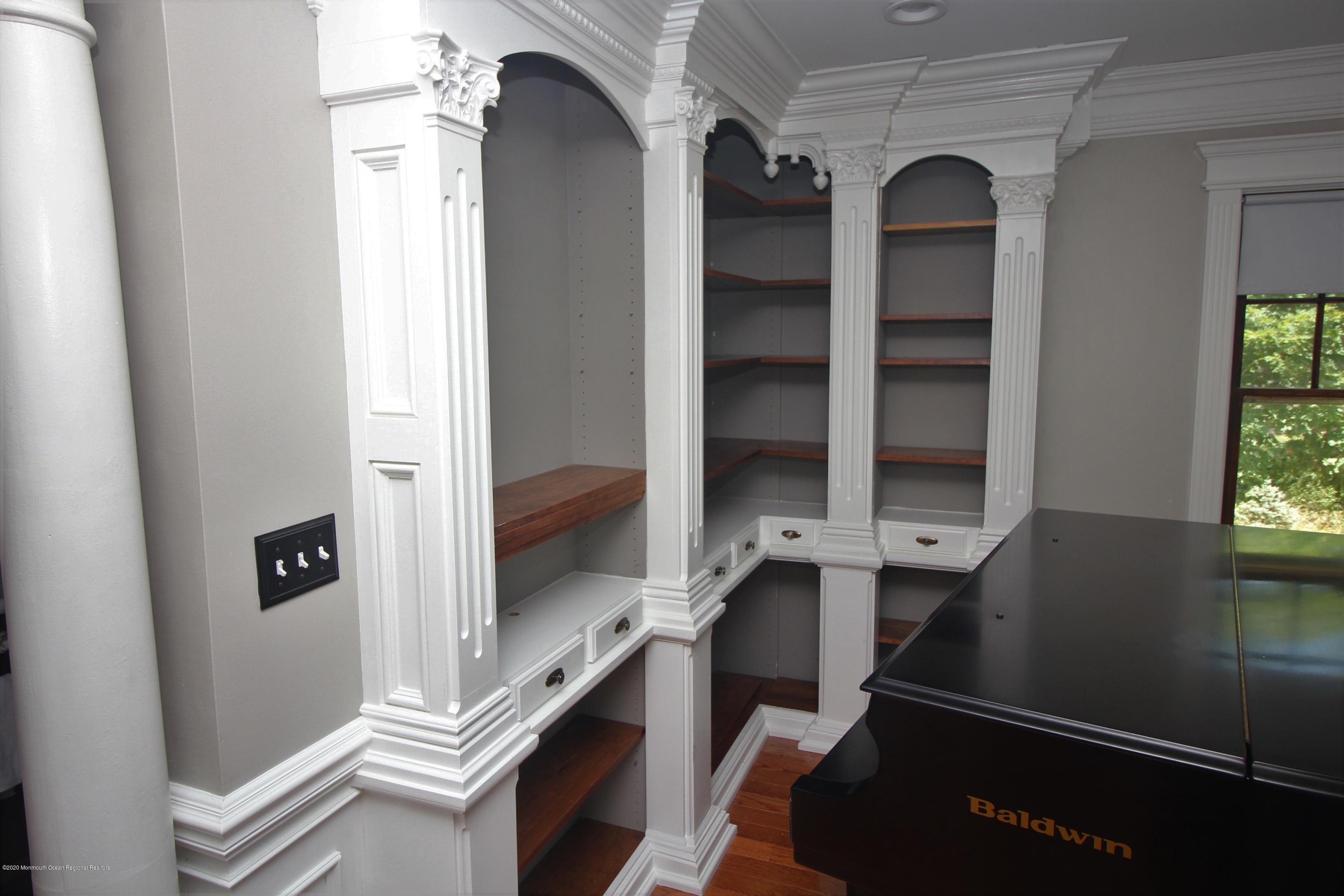 153 Pension Road Manalapan, NJ 07726 - Photo 17 of 43 6 bLiving Room b