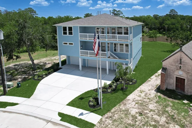 $739,900 | 3921 Peacock Isle Drive, Dickinson, TX 77539