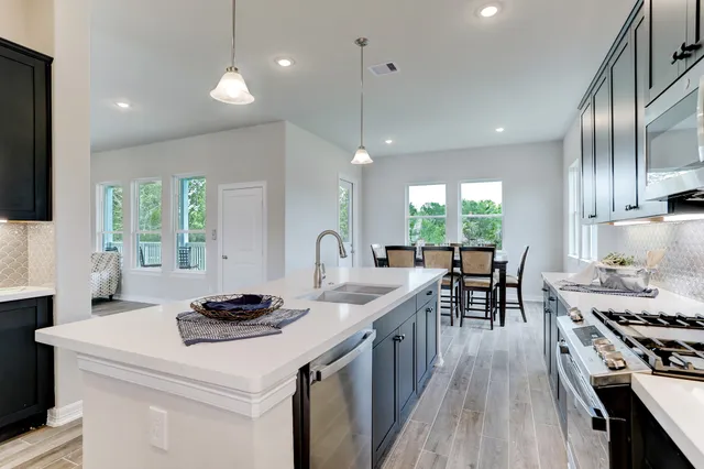 $739,900 | 3921 Peacock Isle Drive, Dickinson, TX 77539