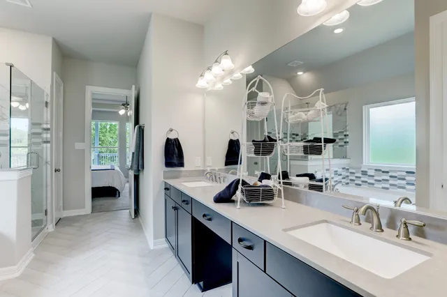 $739,900 | 3921 Peacock Isle Drive, Dickinson, TX 77539