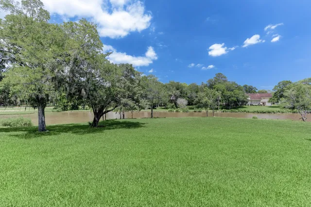 $739,900 | 3921 Peacock Isle Drive, Dickinson, TX 77539