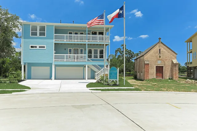 $739,900 | 3921 Peacock Isle Drive, Dickinson, TX 77539