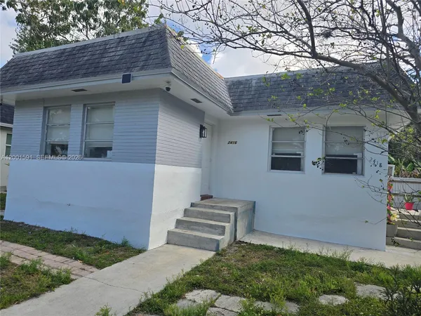 a view of a house with a yard