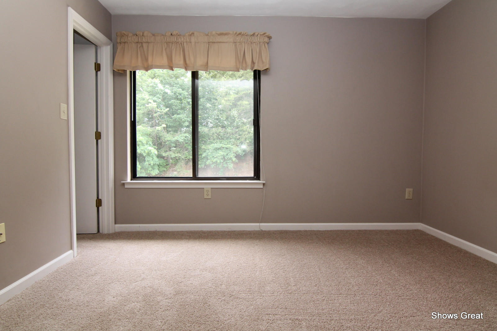 3267 Forest Ridge Road, Unit D Roanoke, VA 24018 - Photo 14 of 28 an empty room with a window
