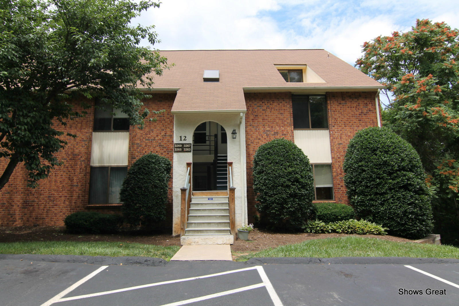 3267 Forest Ridge Road, Unit D Roanoke, VA 24018 - Photo 4 of 28 a front view of a house with a yard