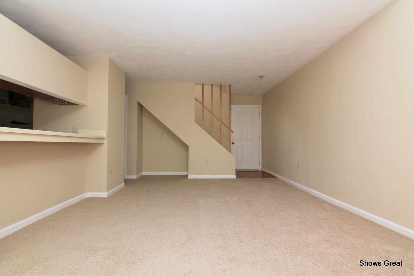 3267 Forest Ridge Road, Unit D Roanoke, VA 24018 - Photo 8 of 28 a view of an empty room with a fireplace
