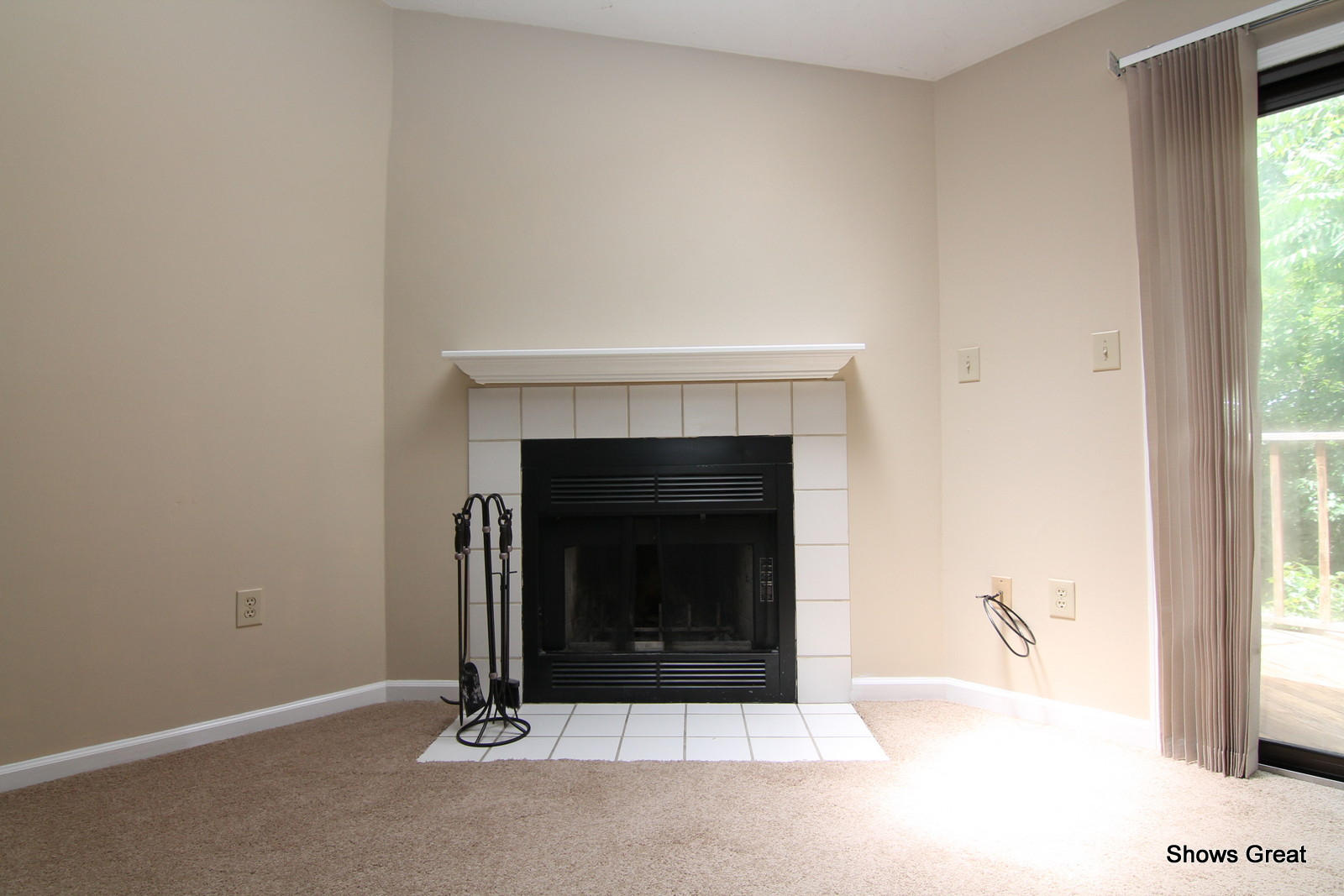 3267 Forest Ridge Road, Unit D Roanoke, VA 24018 - Photo 9 of 28 an empty room with a fireplace