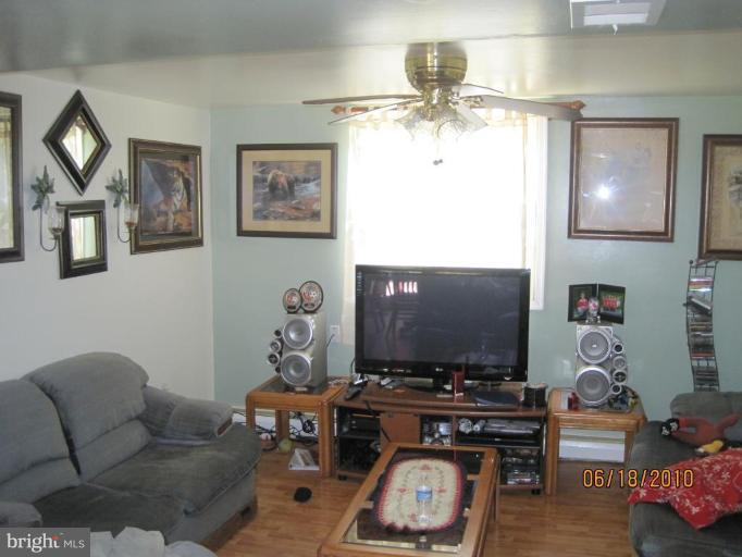 4806 Kilbane Road Woodbridge, VA 22193 - Photo 4 of 15 Living Room