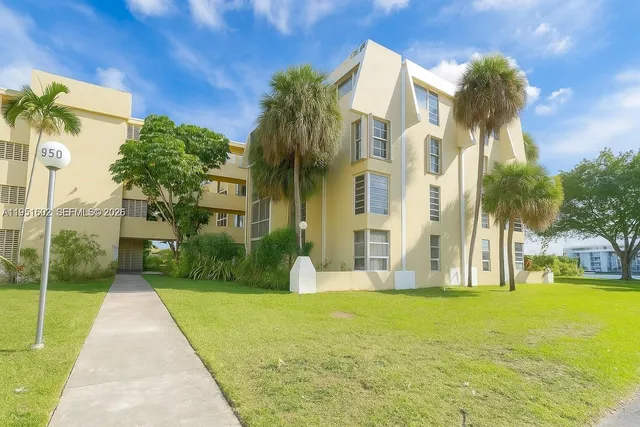 $169,500 | 950 Northeast 199th Street, Unit 2H, Miami, FL 33179