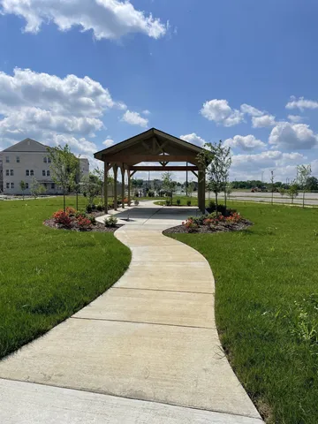 a view of a backyard