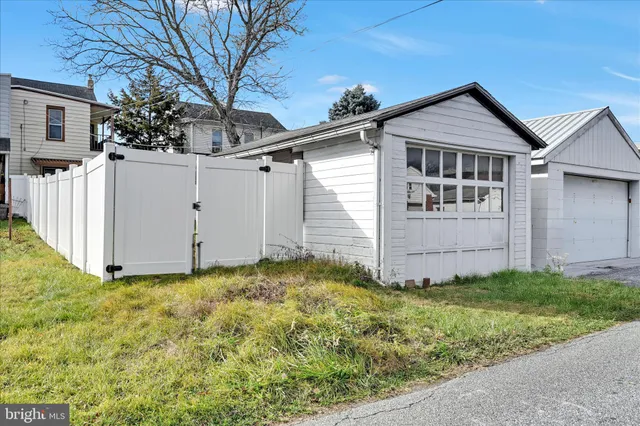 a view of a house with backyard