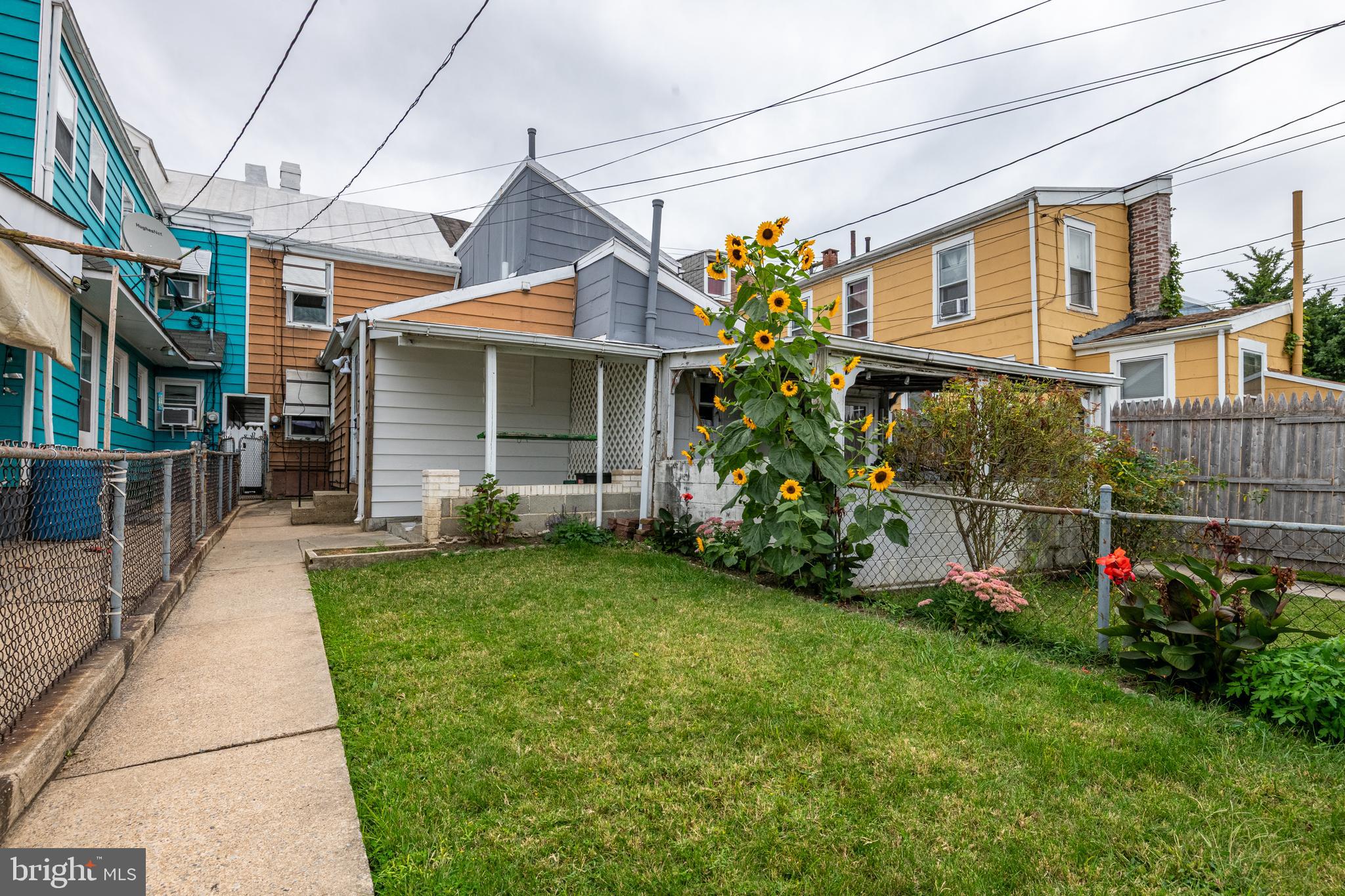 420 North 11th Street Reading, PA 19604 - Photo 16 of 20 a front view of a house with a garden