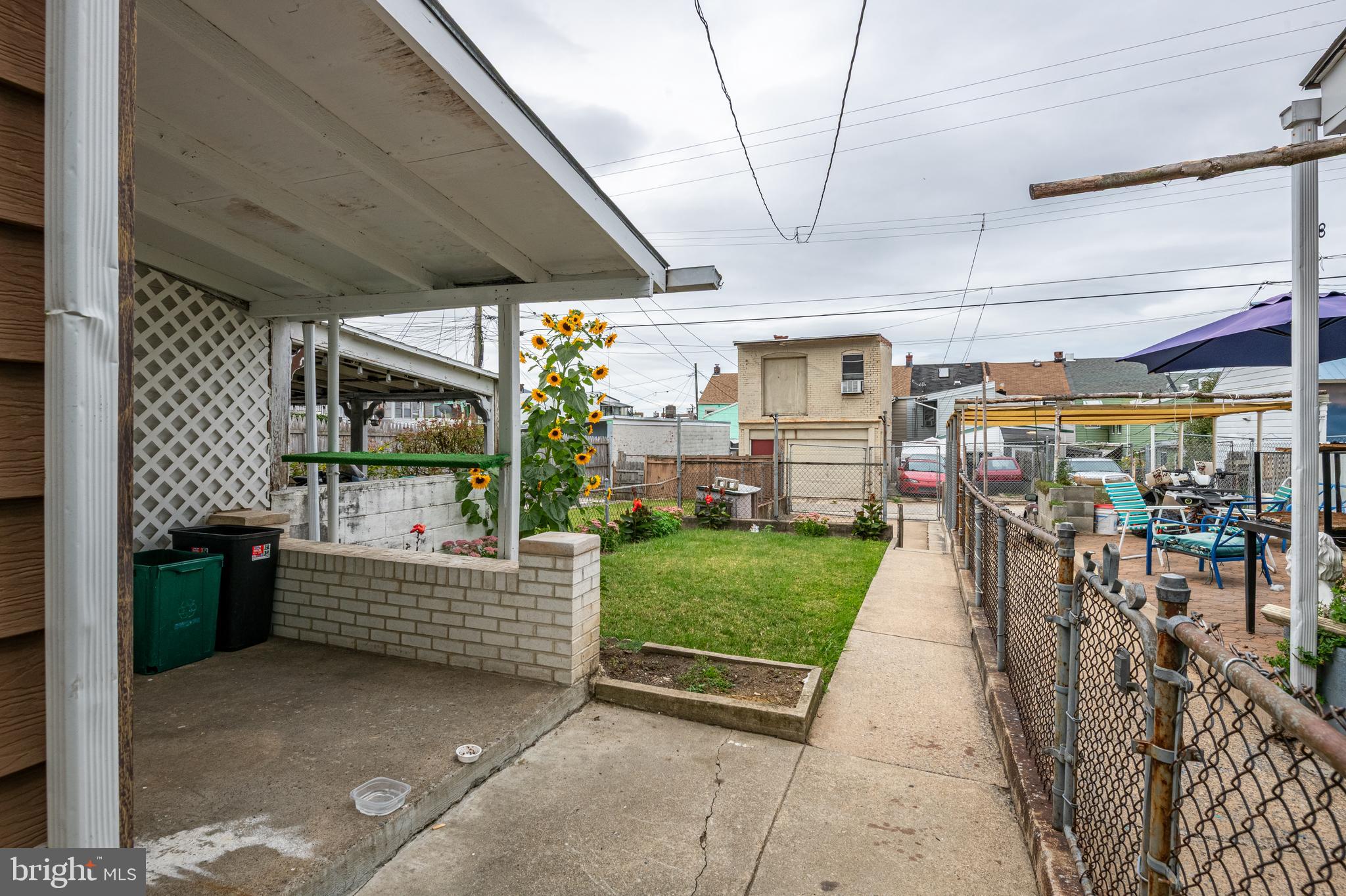 420 North 11th Street Reading, PA 19604 - Photo 20 of 20 a view of a porch garage and a garden