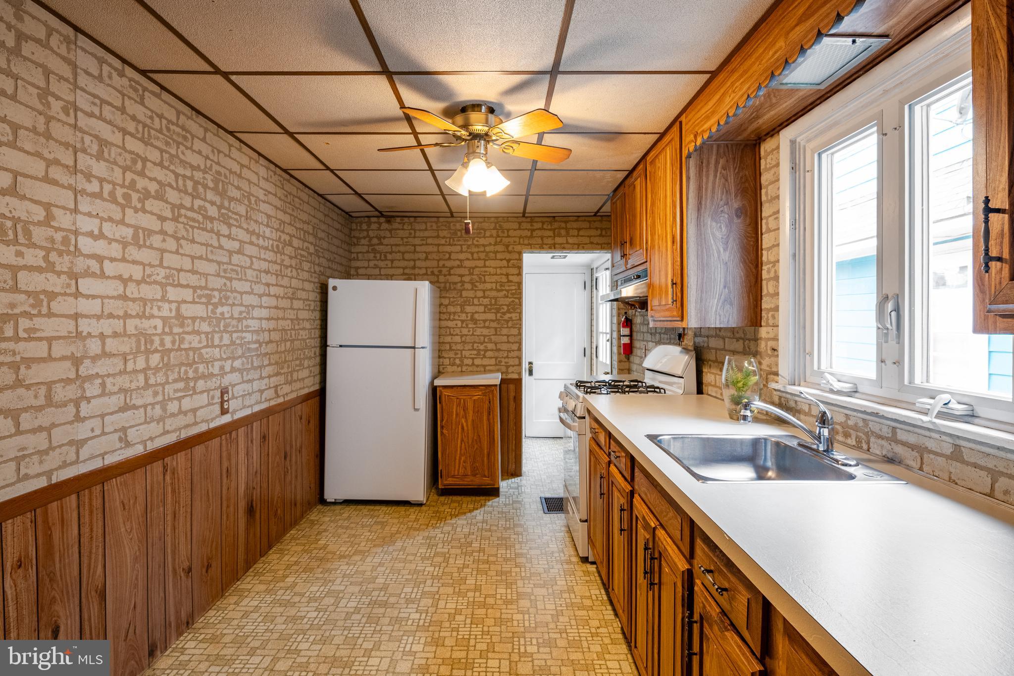 420 North 11th Street Reading, PA 19604 - Photo 9 of 20 a bathroom with a sink a large mirror and a bathtub