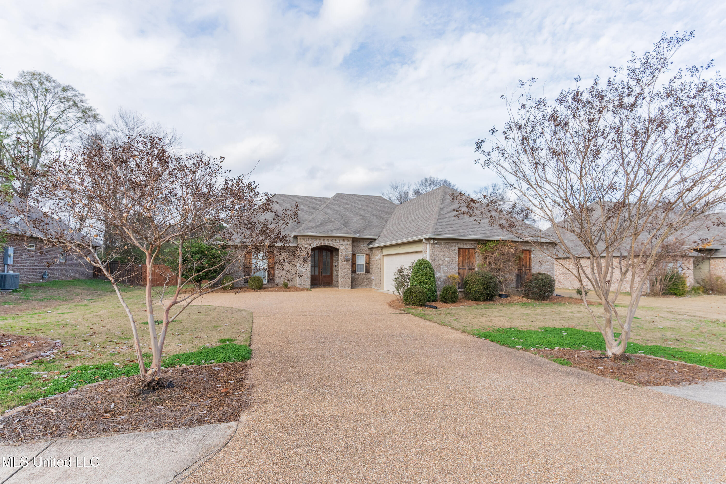 2015 East Ridge Circle Madison, MS 39110 - Photo 2 of 28 Front