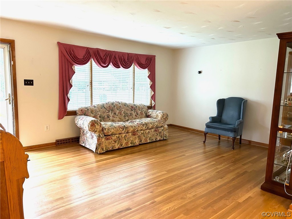 5509 Coxson Road Henrico, VA 23231 - Photo 3 of 36 Hardwood floored living room with natural light