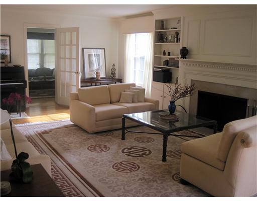 899 Valleyview Road Mt. Lebanon, PA 15243 - Photo 3 of 18 Living Room.