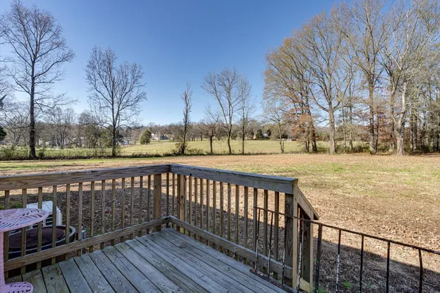 a view of a yard with a house