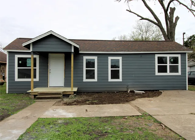 $155,000 | 207 East Bernard Street, Clute, TX 77531